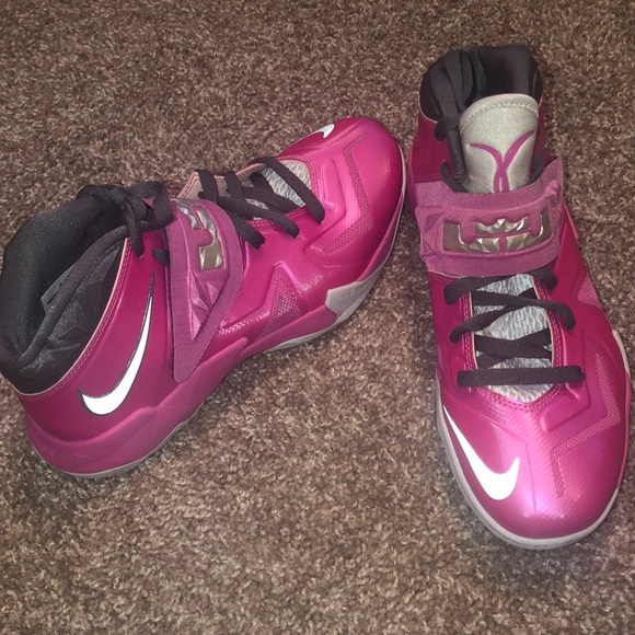 lebron james pink shoes
